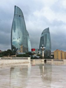Moderne und Tradition in Baku