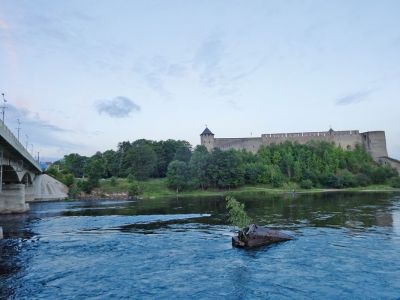 Blick über den Grenzfluss Narva nach Russland