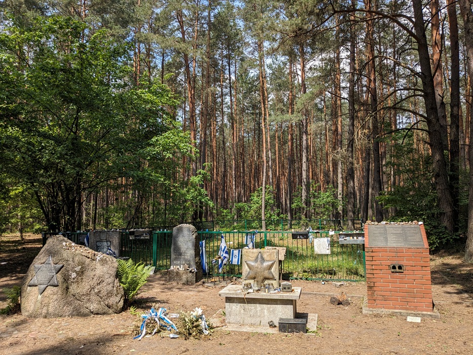 Gedenken an das Massaker im Wald bei Łopuchowo