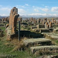 Armenien-Noratusfriedhof-am-Sevansee-vor-Vardenisgebirge-Thomas-Reck.jpg