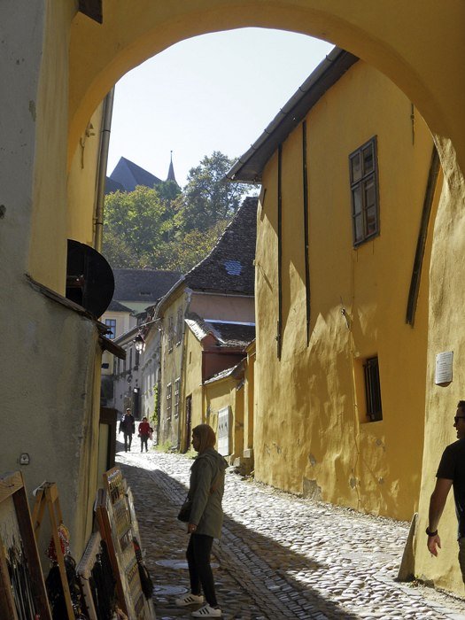 Bergkirche und Altstadtgasse in Schäßburg