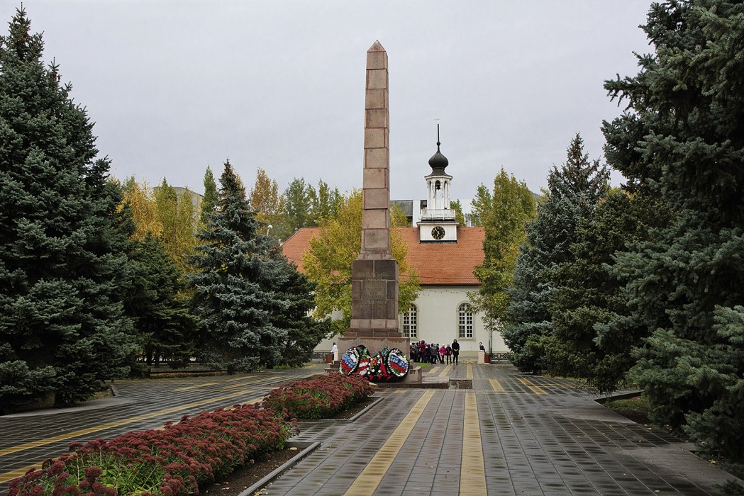 Sowjetische Kriegsgräber und evangelische Kirche in Sarepta