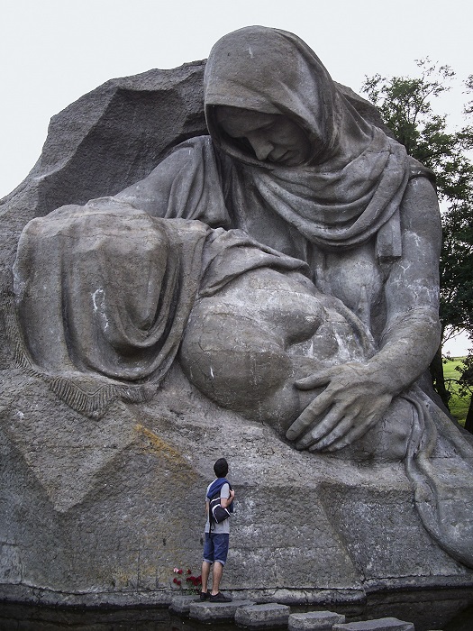 Besucher der Mamai-Gedenkstätte in Wolgograd