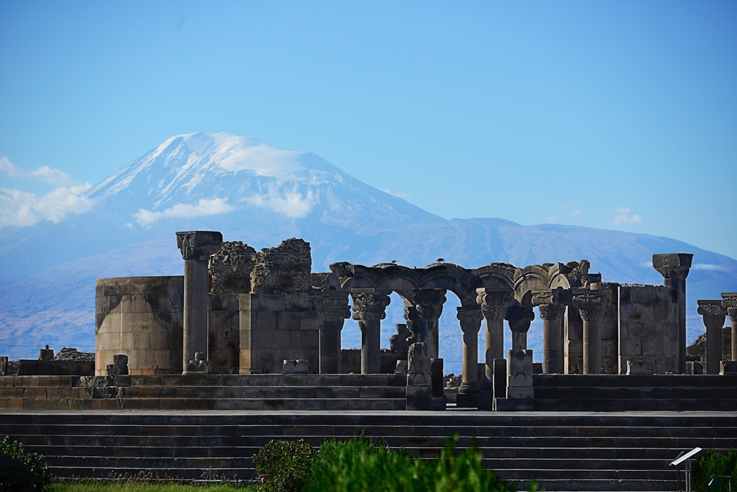 Zvarthnots-Kirchenruine vor dem Ararat