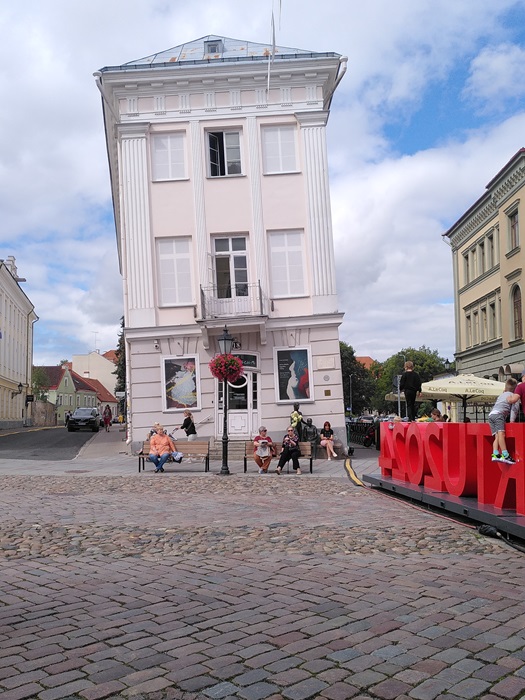 Das schiefe Haus von Tartu