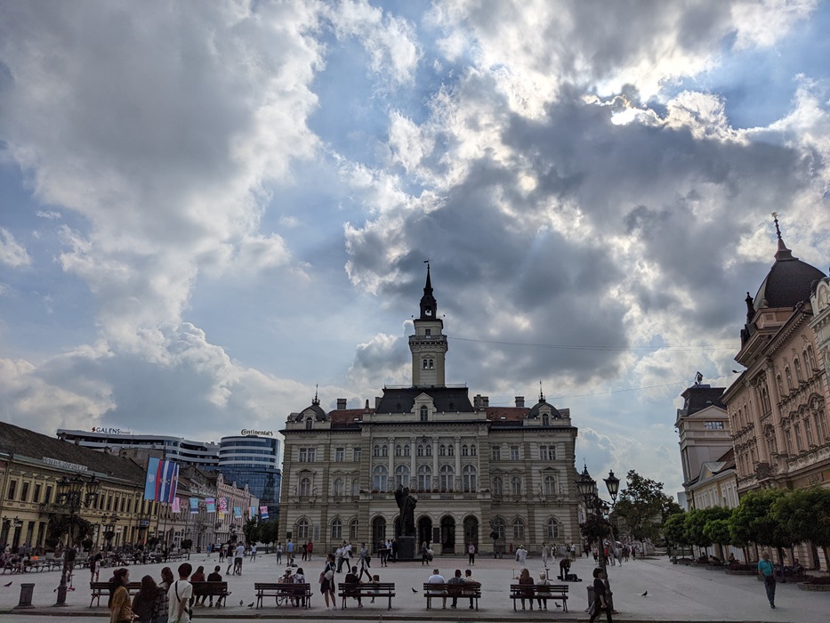 Licht und Schatten über Novi Sad