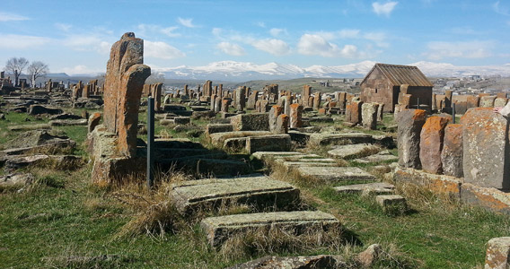Armenien: Noratusfriedhof am Sevansee vor Vardenisgebirge