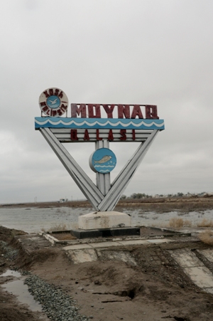 Ortsschild von Muynak